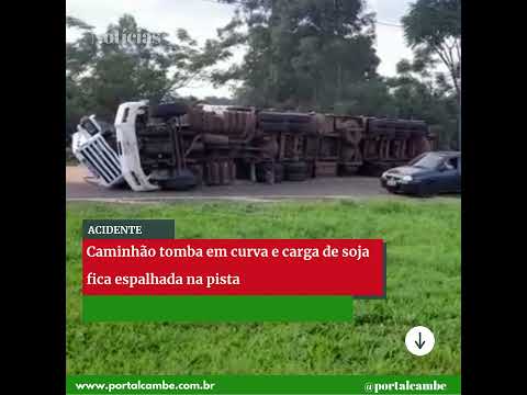 Caminhão tomba em curva e carga de soja fica espalhada na pista