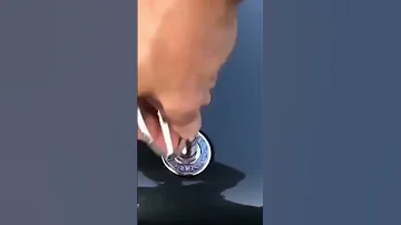 غريب الحركه هذي اول مرا شفت علي مرسيدس 