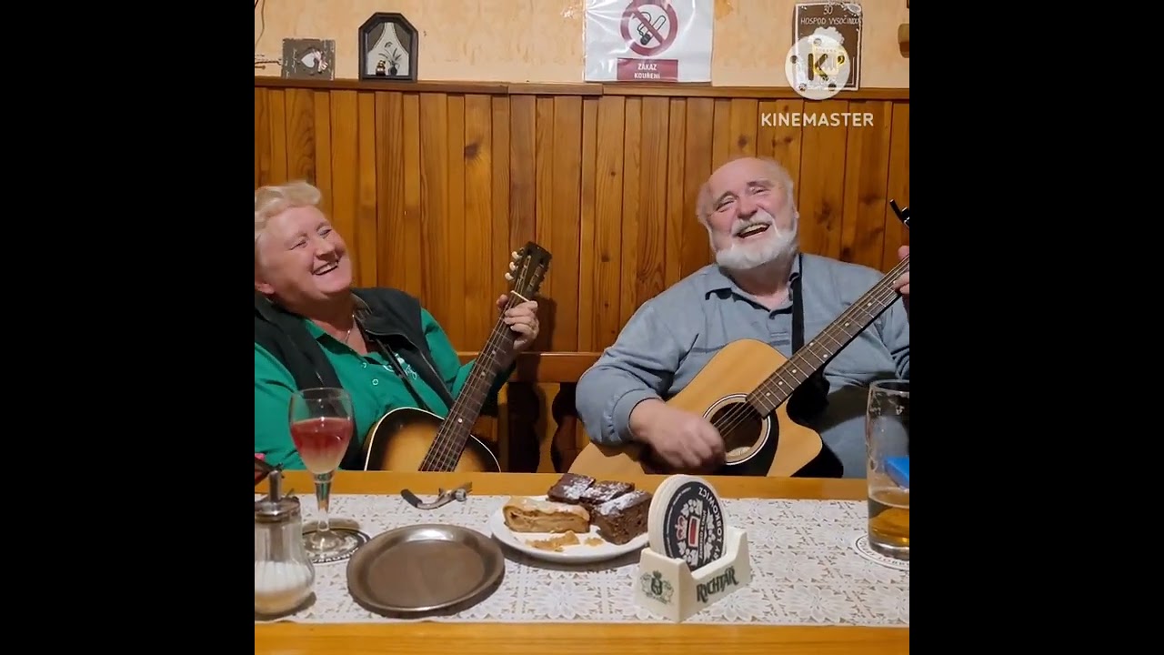 Posezení u Žáků v Jeníkově, dvě hrající kytary, dvojzpěv, hospoda večer, muzika, trampské písničky“
