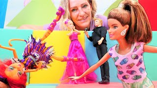 Spielspaß mit Barbie und Nicole. Der Schönheitswettbewerb. Video für Kinder.