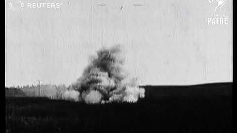 French soldiers throw grenades (1915)