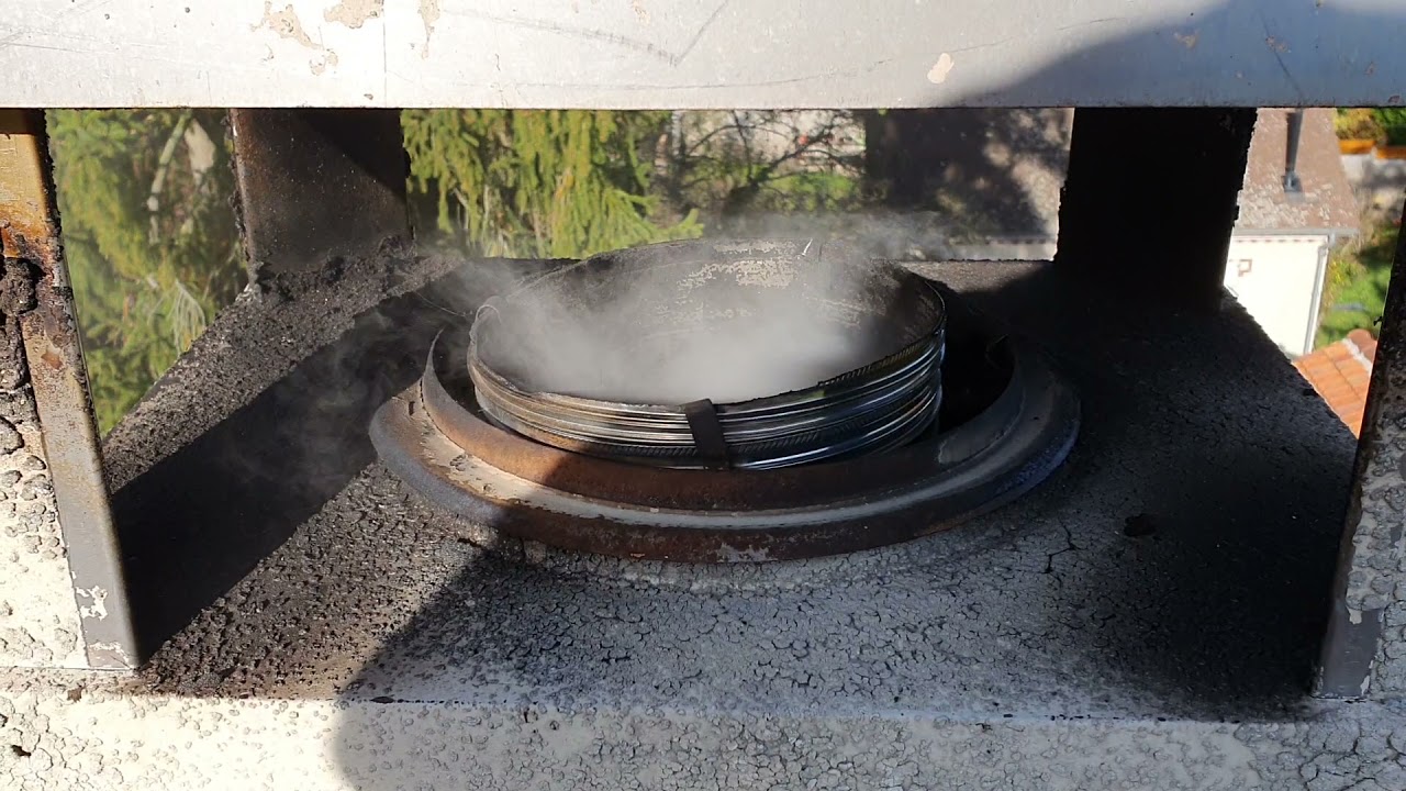 Test avec fumigène pour recherche de fuite dans un conduit de foyer — free download