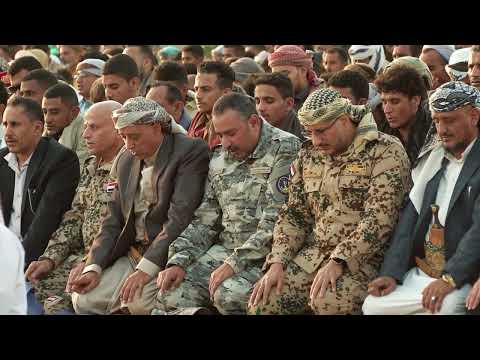 طارق صالح يؤدي صلاة عيد الفطر المبارك مع جموع المواطنين في المخا