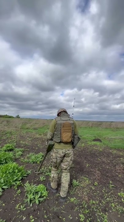 Міни. Війна. Пробиття доріжки до мінного шлагбауму ТМ-62М... - YouTube