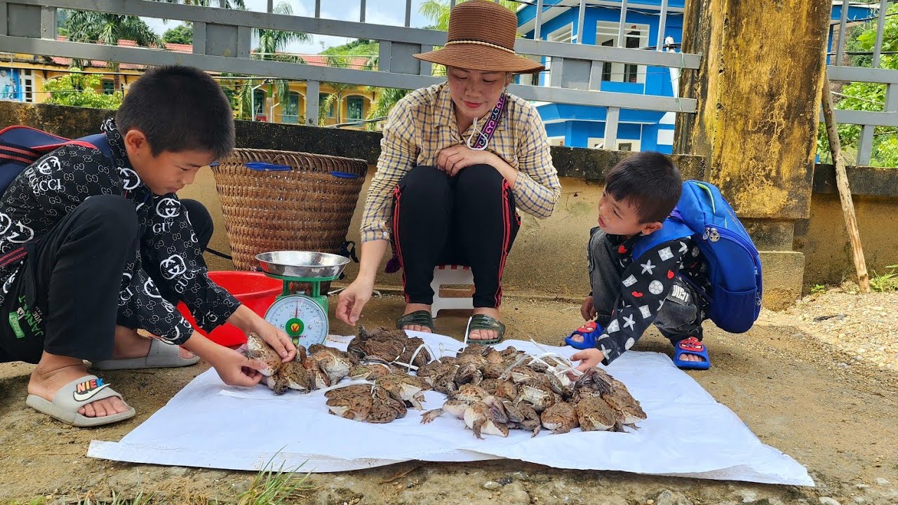 Single mother catches frogs to sell and buy clothes for her children to ...