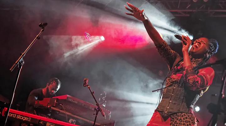 TAUK & Kanika Moore - STFU (Live @ Mountain Music ...