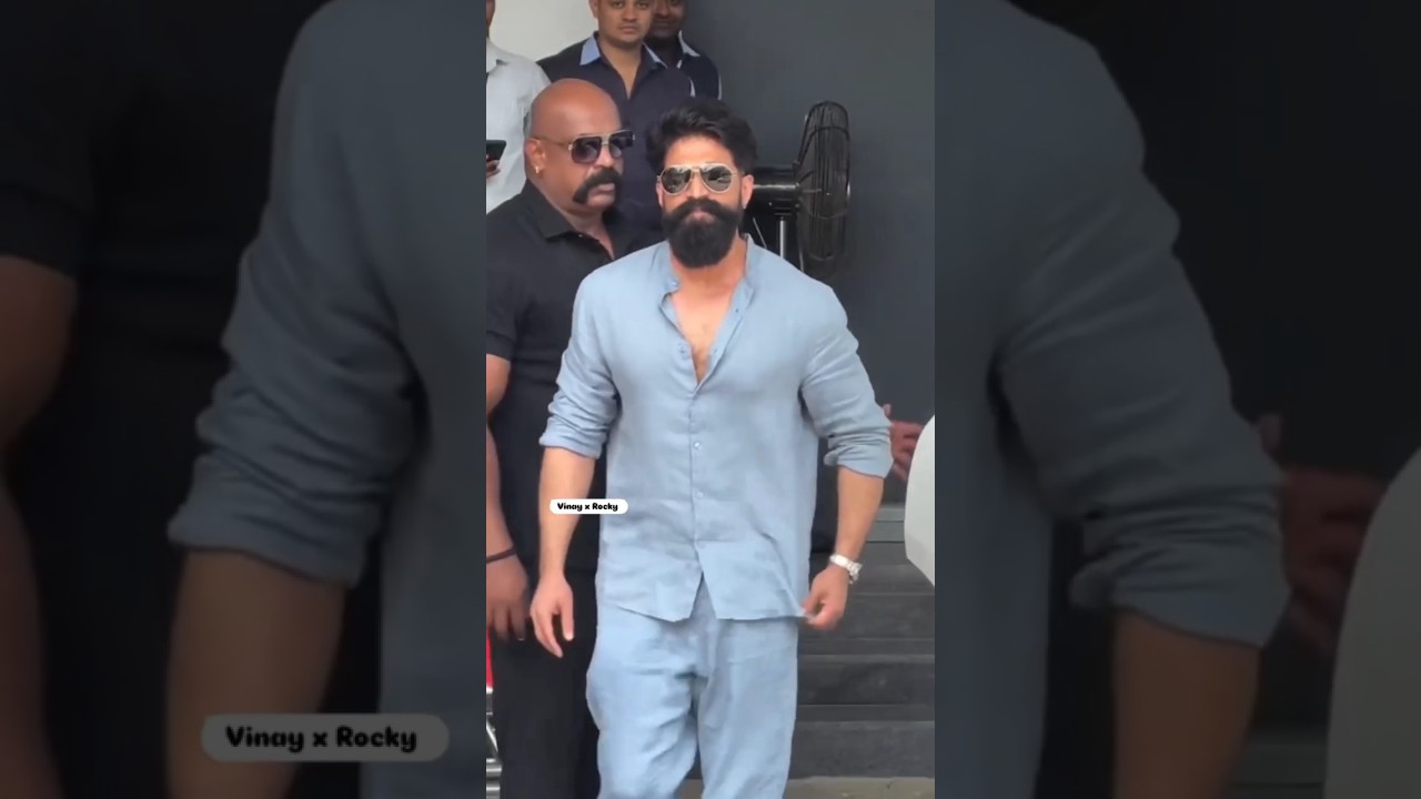 Yash at Mumbai airport 