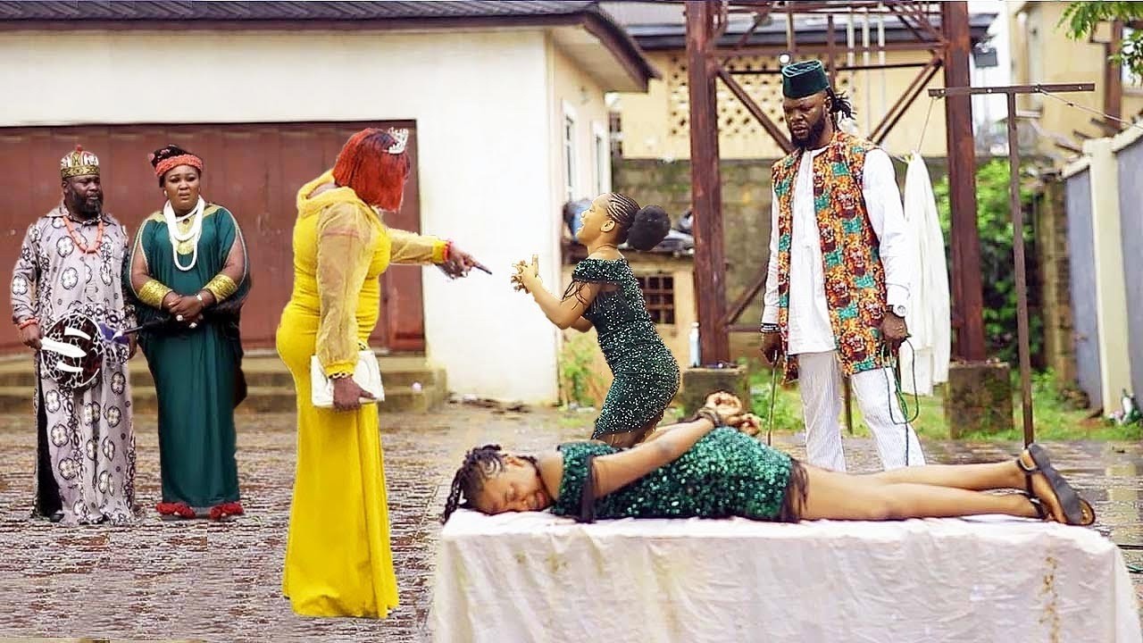 REINE ARROGANTE IGNORAIT QUE LA PAUVRE SERVANTE QU'ELLE MALTRAITAIT DEVIENDRAIT LA PROCHAINE REINE