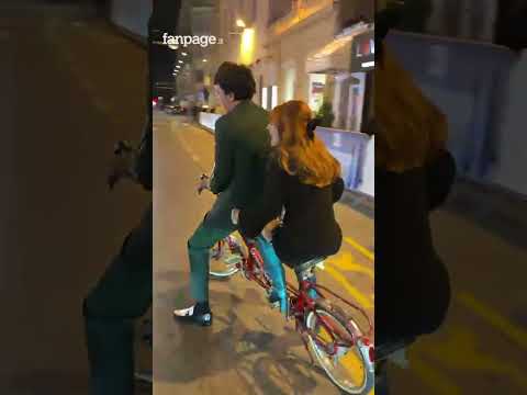 Sanremo, Maria Antonietta e Colombre lasciano l'Ariston in tandem dopo la loro esibizione