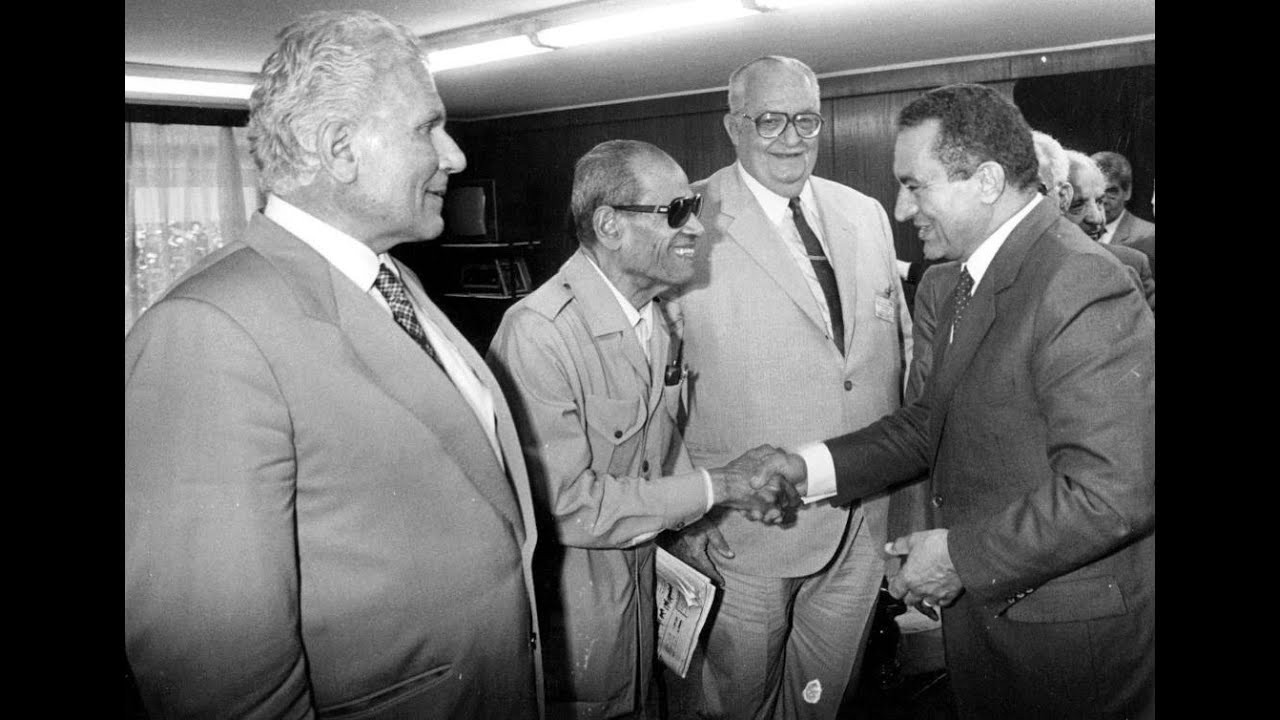 كتب هزت مصر (4 ـ الأخيرة): محفوظ والحكيم ولويس عوض واعتماد خورشيد وهيكل ومعارك أخرى بضم الألف وفتحها