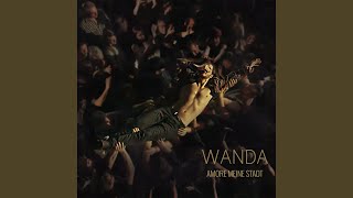 Stehengelassene Weinflaschen (Live)