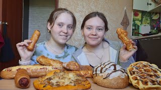 картинка: МУКБАНГ ❤️ ВЫПЕЧКА ( БАГЕТ, ПИЦЦА С КУРИЦЕЙ, САМСА С КУРИЦЕЙ СЫРНАЯ ПАЛОЧКА, ВАФЛИ С КРЕМОМ) 😋😋😋