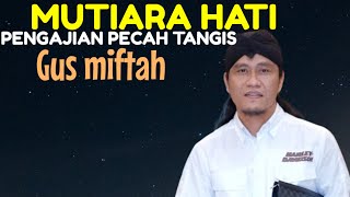 Gus Miftah breaks down in tears during the religious study