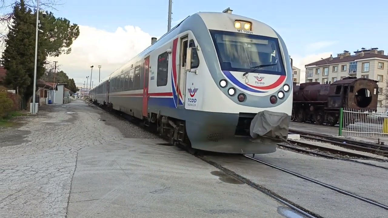 Mt 15424 uşak İzmir treni uşak gardan selamlı geçiş