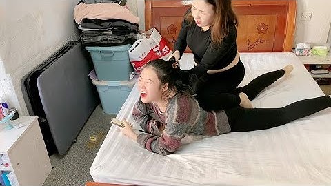 20岁闺女太能作，故意把老妈肚子当玩具捏，结果被揍惨了