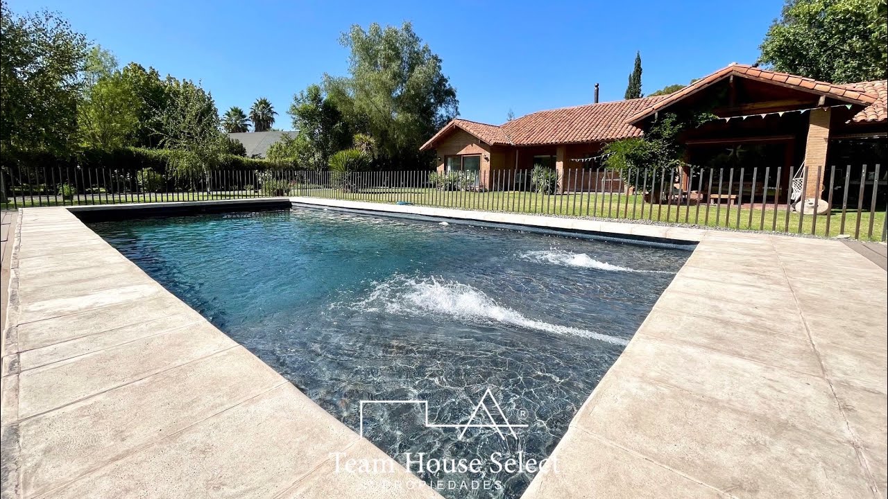 Arriendo casa estilo chilena frente al Colegio Santa Cruz de Chicureo.