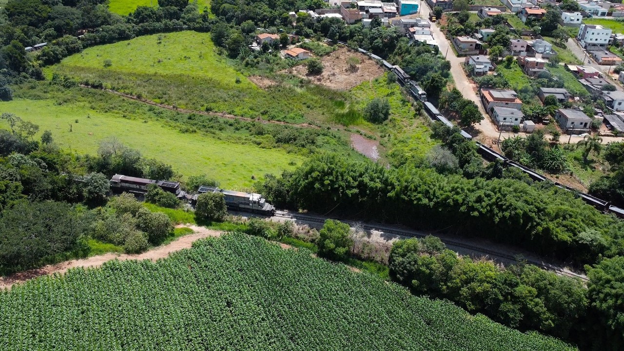 INCRÍVEL: VEJA O TREM CARREGADO EM AÇÃO PARA SUBIR E DESCER AS FORTES CURVAS FERRADURAS DE PERDÕES