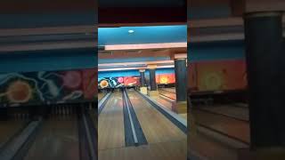 матвейка играет в боулинг play to bowling