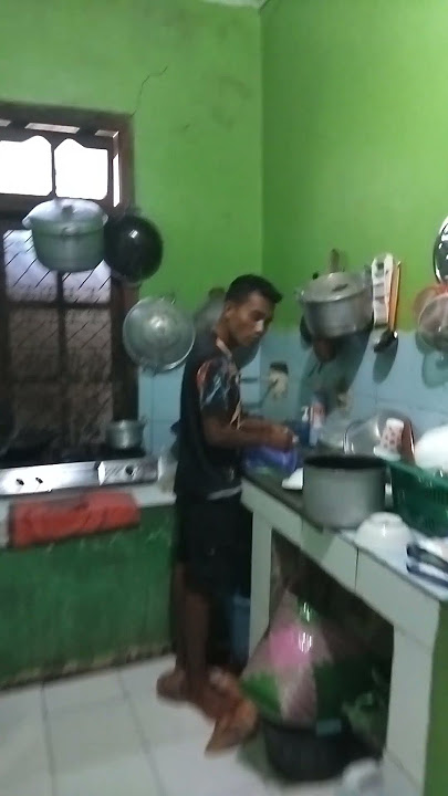 Istri ciduk suami yg lagi cuci piring 🤣😂 #lucu #jalanlurushidup #youtubeshorts #funny