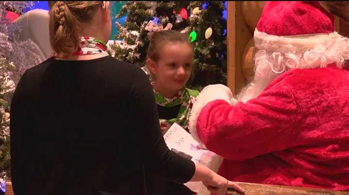 Santa Claus Talks to Children with Hearing Loss Us...