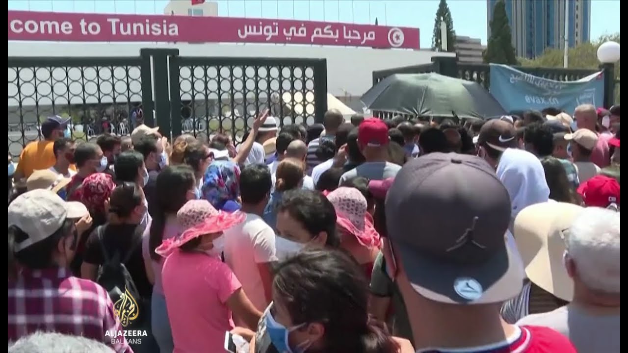 ازدحام وفوضى في مراكز التطعيم في تونس