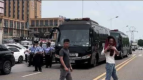 5月6日，四川宜宾，鼎仁国际市场的数百维权业主面对前来镇压他们的警察高喊“土匪来了！”。因为收不到租金，业主们此前发起过多次维权行动，多次遭警察镇压。 - 天天要闻