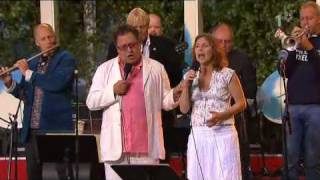 Miniatura del video "BAO, Tommy Körberg & Helen Sjöholm - Nu Mår Jag Mycket Bättre (Live Allsång På Skansen 2008)"