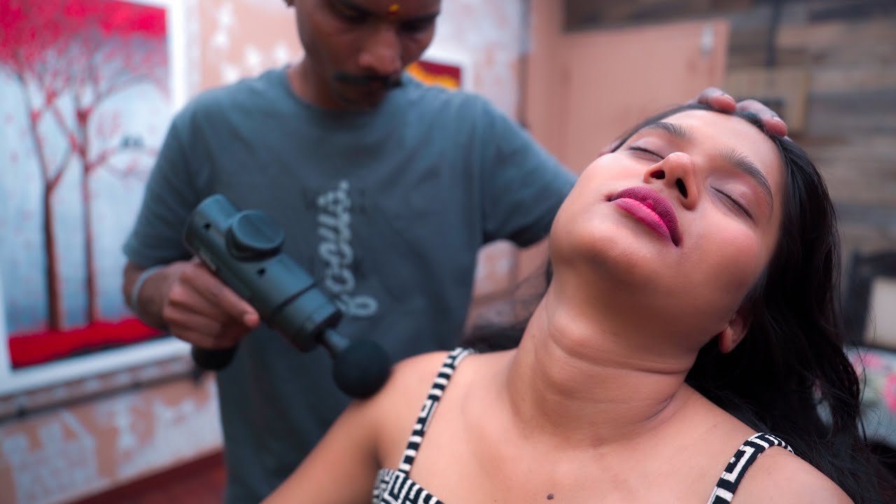 Master Cracker Using Vibrator for Deep Tissue Head and Neck Massage | Indian Massage