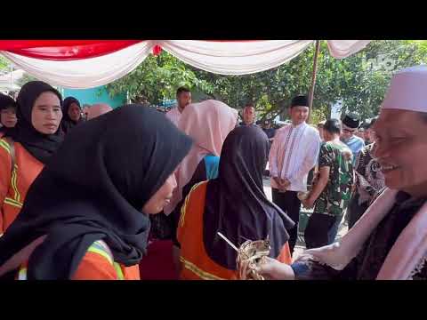 Antusias! Warga Padati Masjid Agung Cianjur Demi Daging Kurban