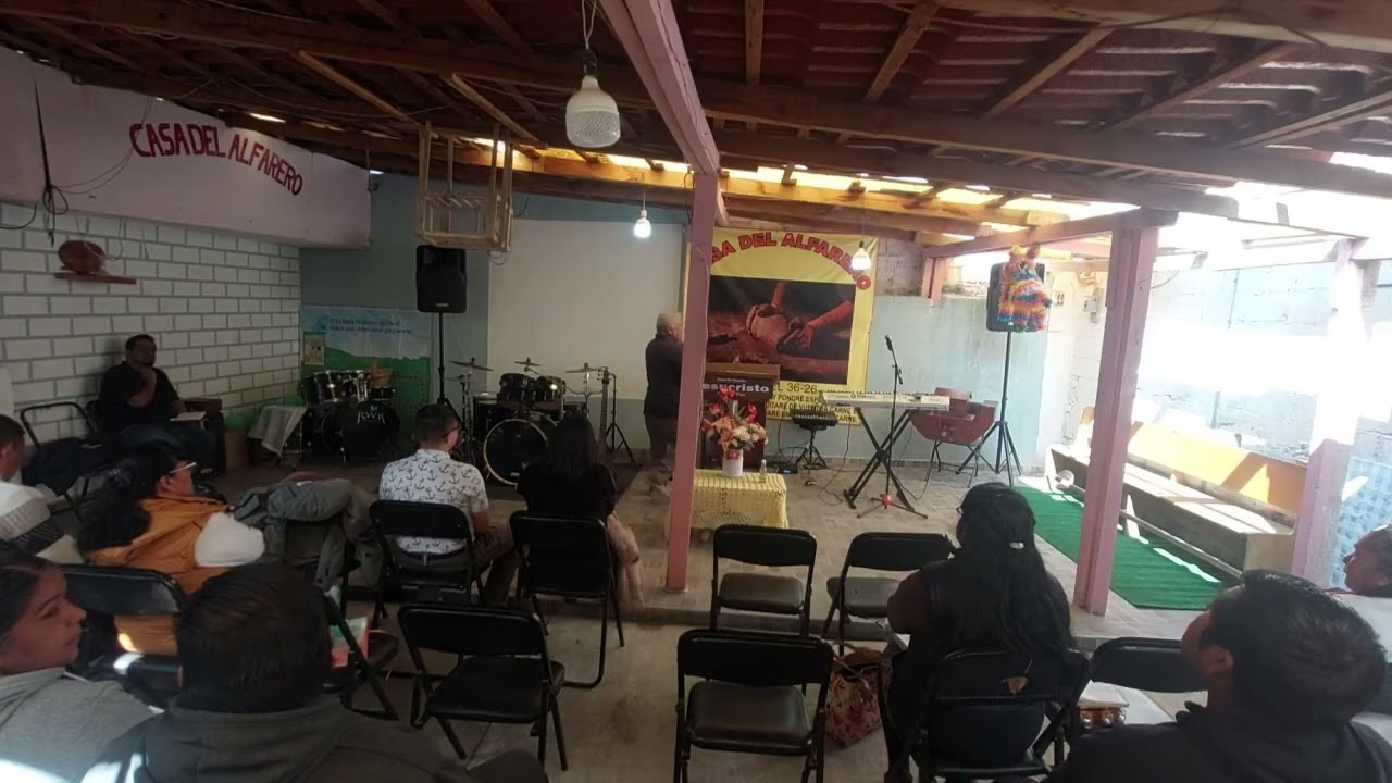 Impartiendo la palabra el pastor,Alfredo