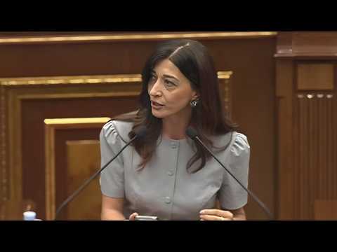Արփի Դավոյանը բառարանները քրքրել ու բացատրություններ է ներկայացնում