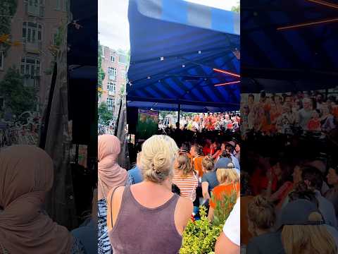 রেস্টুরেন্টের সামনে হাজারো চোখ এক মাঠে—ডাচদের আসল ভালোবাসা ফুটবল! ⚽🇳🇱