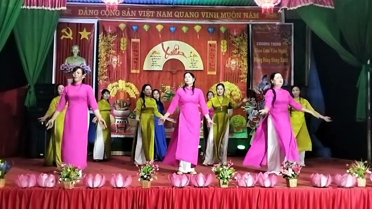 CLB hương sen trình bày 