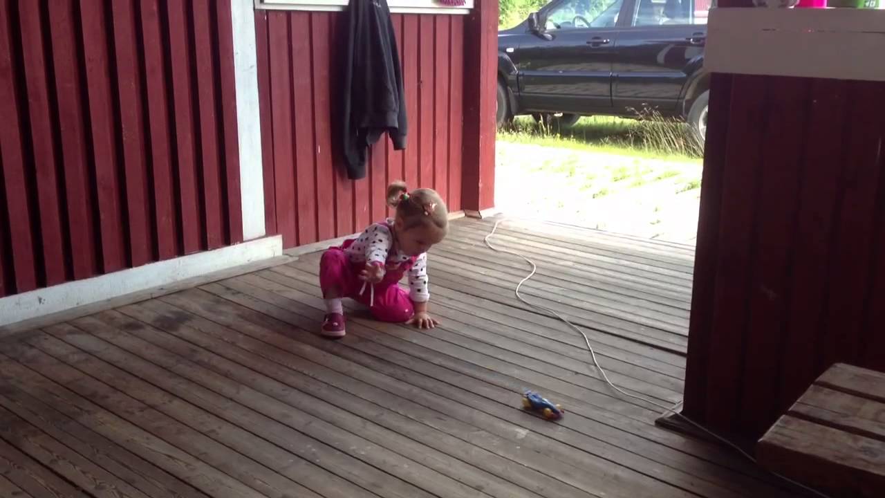 Яся играет с машинкой. Карелия, Кудама - YouTube