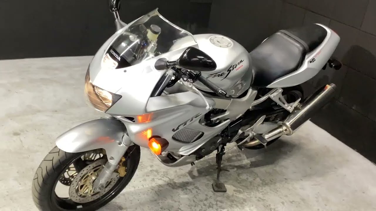VTR1000F Vツインエンジンらしい低回転域での鼓動感や、高回転域での