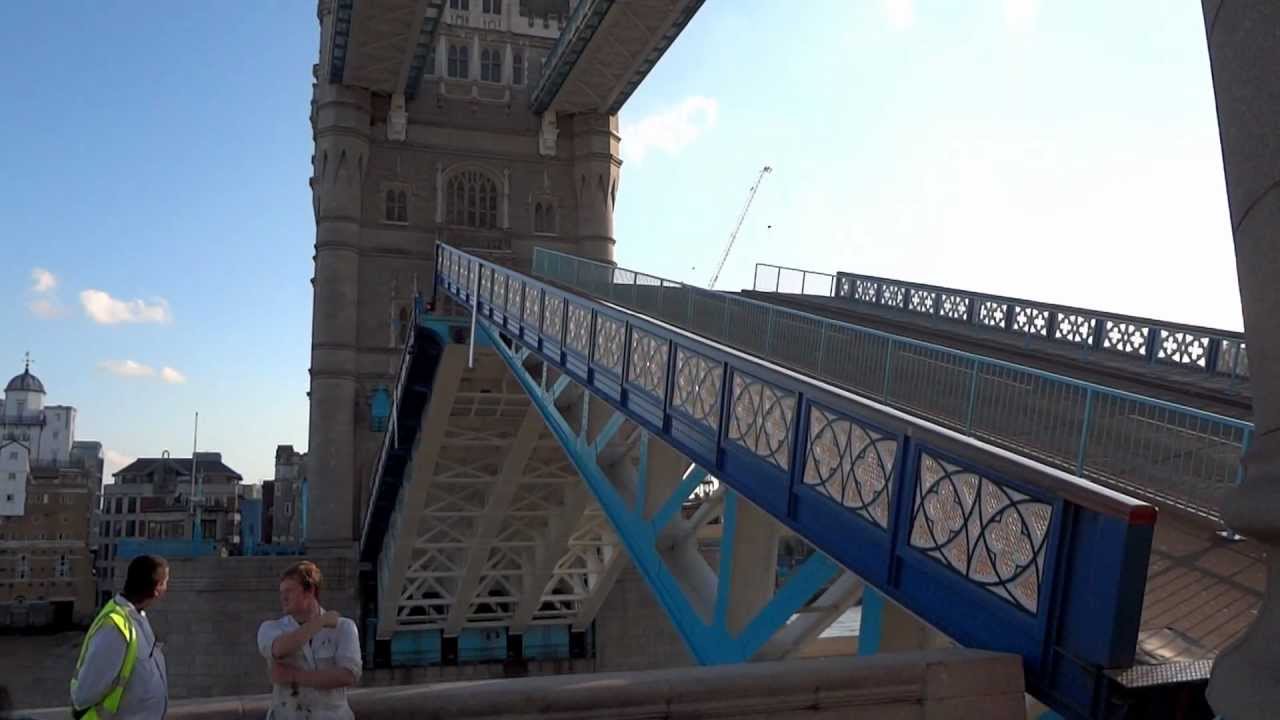 Tower Bridge Opening and Closing, London, England, UK 8/2012 - YouTube