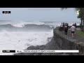 A lapproche du cyclone belal la houle dferle sur les ctes de la runion