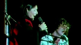 Charly García con Mercedes Sosa - Cuando ya me empiece a quedar solo (1983) (Video)