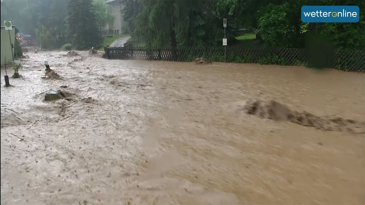 Video: Sturzflut reißt Brücke in Pakistan mit sich