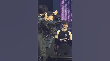 OMG LEEKNOW DOING THE HALLUCINATION BODY ROLL🥵 #shorts #leeknow #straykids #fyp