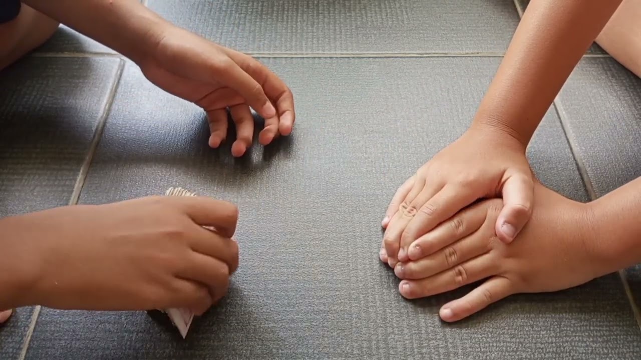 Bermain kartu tepuk bersama teman 