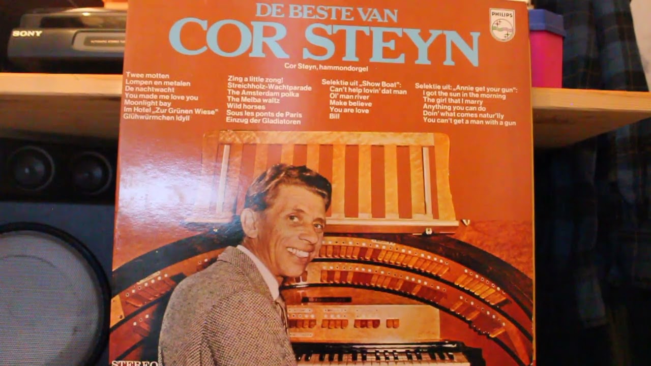 Cor Steyn whit music on orgel