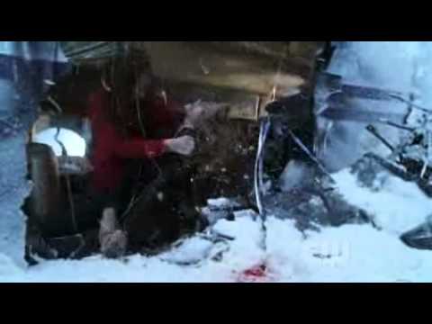 Smallville - 6x01 - Zod - Martha finds Lois in the plane wreckage