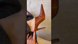 Cleo – Mule Feminino Bico Fino Salto Fino Caramelo