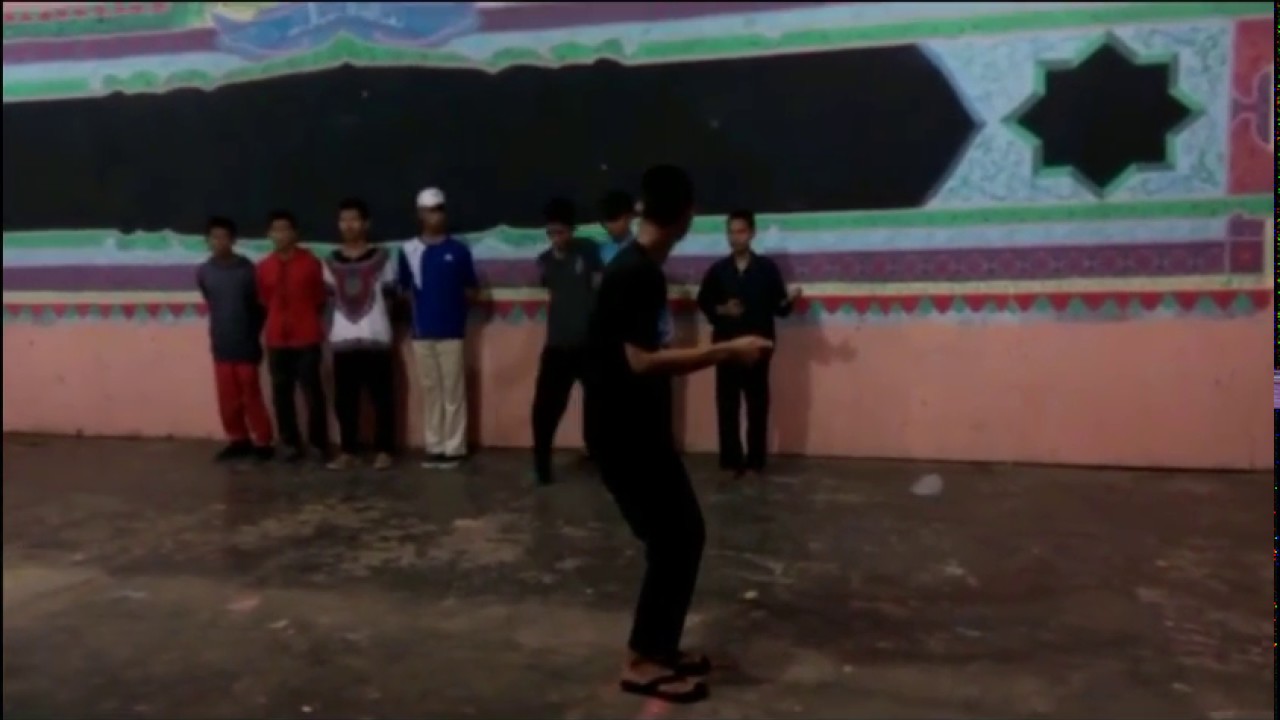trip pantomim bus tahanan melaju