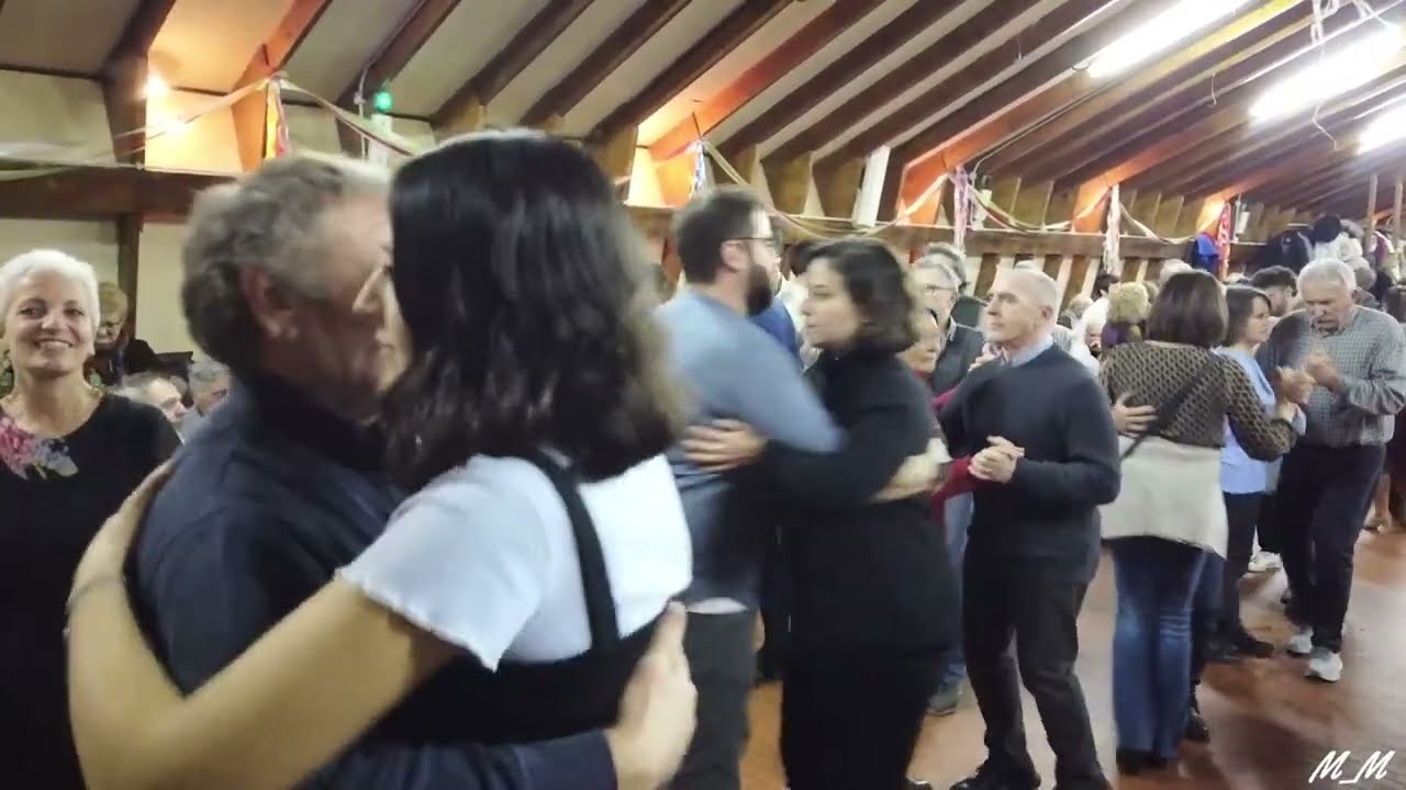 Al carnevale di Cegni 2025 si mangia e si balla in modo sfrenato.