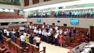 国会全体议员起立鼓掌感谢抗疫人员