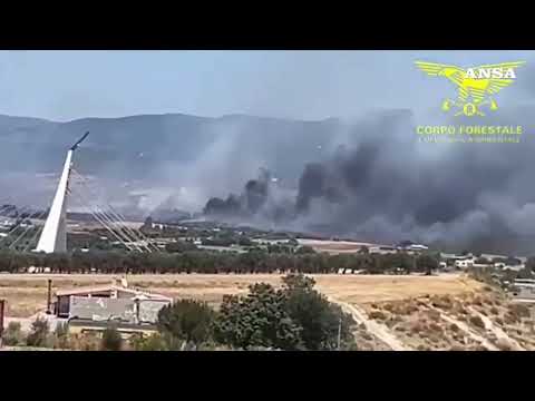 Video Vasto incendio nell'area di Cagliari, in volo un Canadair e 4 elicotteri
