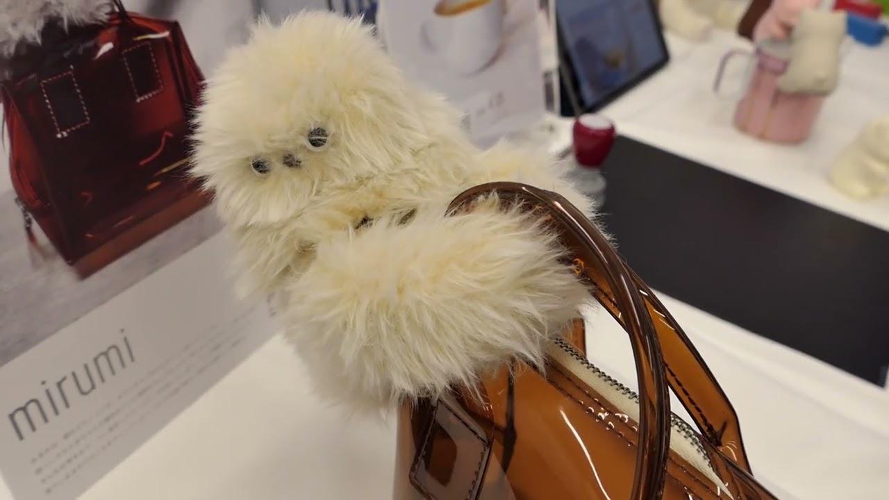ユカイ工学 抱きつきロボット「みるみ」 - YouTube