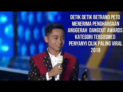 detik-detik-betrand-peto-putra-onsu-menerima-penghargaan-anugerah-dangdut-awards-2019